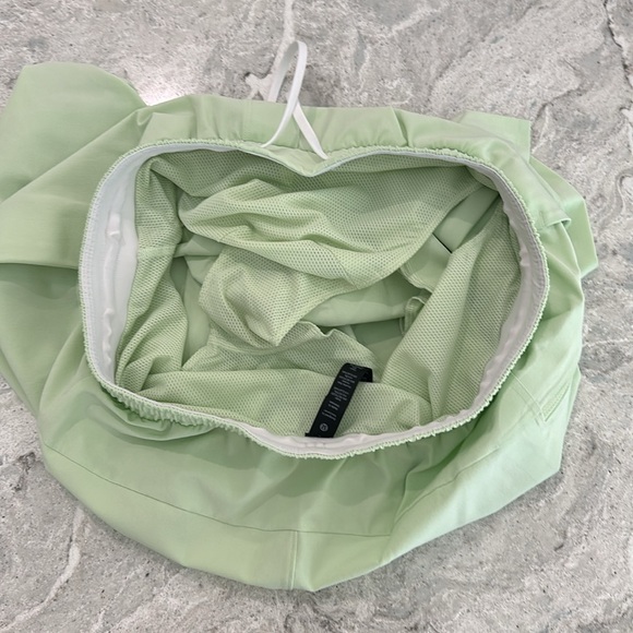 Lululemon 5 inch pool short - Picture 3 of 3